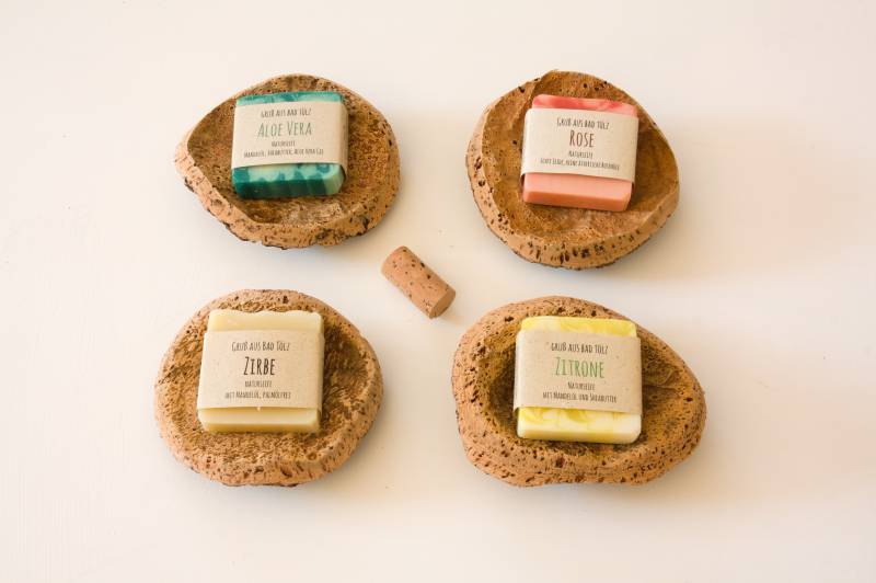Naturseife und Korkschale im Set 